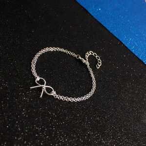 Detail eines zweireihigen Silberarmbandes mit Schleifenanhänger und Karabinerverschluss