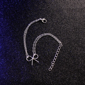 Detail eines silbernen doppellagigen Schleifenarmbands mit Karabinerverschluss und Kette