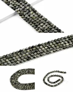 Detalle macro de cuentas de ojo de halcón natural de 8mm con brillo sedoso para joyería