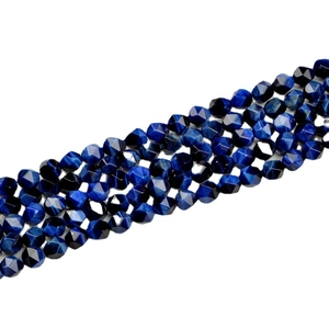 Perles en pierre naturelle œil de tigre bleu de 8mm taillées en étoile sur fond blanc