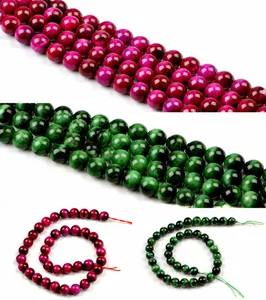 Makro-Detail von 10mm magenta und grünen Tigerauge-Perlen mit seidigem Glanz und Katzenaugeneffekt