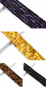 Gros plan détaillé de perles en pierre d'œil de tigre naturelle de 6mm en violet et or