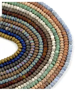 Makroaufnahme von mehrfarbigen matten Druzy-Achatperlen in Vintage-Tönen für DIY