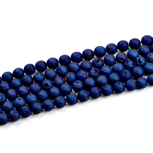 Macro di perle di agata blu sfaccettate con texture naturale per creazione di gioielli fai da te