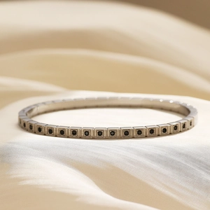 Vista macro del bracciale in acciaio inossidabile argento con zirconi neri quadrati