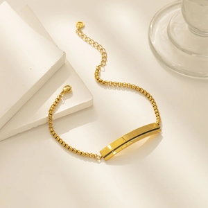 Dettaglio del bracciale in acciaio inossidabile placcato oro 18K con barra curva nera