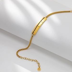 Dettaglio macro del bracciale in acciaio inossidabile placcato oro 18K con piastra ID
