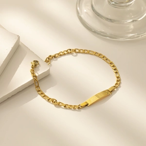 Dettaglio del bracciale Figaro placcato oro 18K con piastra ID rettangolare su pietra