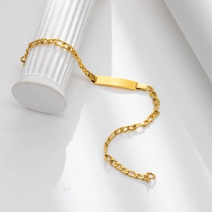 Dettaglio del bracciale ID in acciaio inossidabile placcato oro 18K con catena piatta e barra