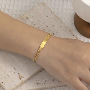 Vista dettagliata di un bracciale a catena in acciaio inossidabile placcato oro 18K sul polso
