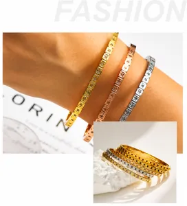 Dettaglio del set di bracciali in acciaio a tre colori con zirconi quadrati incastonati