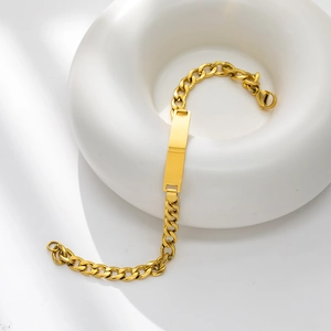 Dettaglio di un bracciale a catena in acciaio inossidabile dorato con piastra incidibile