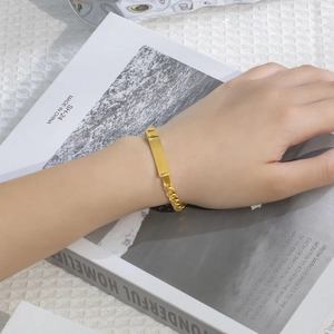 Bracciale a catena in acciaio inossidabile placcato oro 18K con piastra incisa su modella