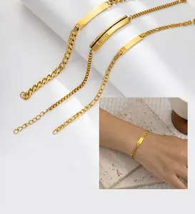 Dettaglio macro di bracciali in acciaio inossidabile placcati oro 18K con piastrine curve