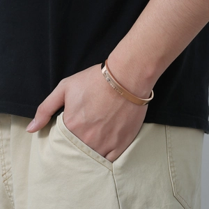 Bracciale Endless Love in acciaio al titanio oro rosa con zircone indossato da uomo