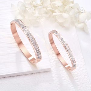 Bracciali in oro rosa con numeri romani e intarsi in zircone su sfondo strutturato