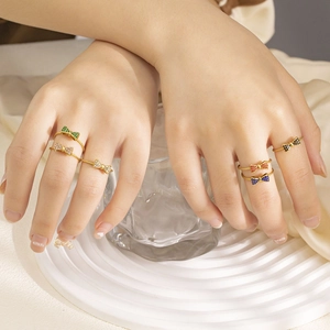 Luxuriöser Edelstahl-Schleifenring mit bunten Zirkonia-Steinen auf goldener Ringschiene