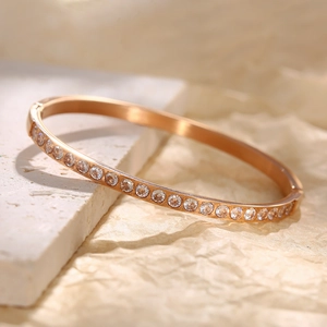 Bracciale rigido minimalista oro rosa con intarsi in zircone per uno stile lussuoso