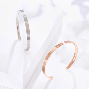 Vista dettagliata dei bracciali in acciaio inossidabile argento e oro rosa con finitura spazzolata