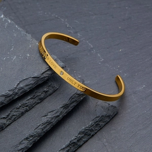 Vista macro del bracciale rigido dorato con incisione Forever Love e piccolo zircone