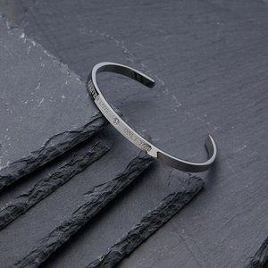 Bracciale rigido in acciaio lucido con incisione Forever Love e pietra di zircone
