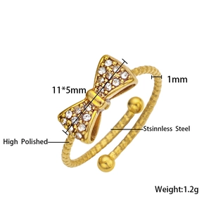 Polierter Edelstahl-Schleifenring mit funkelnden Kristallen und verstellbarem Goldband
