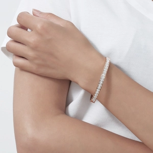 Bracciale da donna in acciaio al titanio oro rosa con pavé di cristalli e trama geometrica