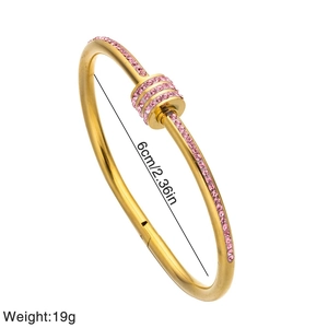 Detailansicht eines goldfarbenen Edelstahlarmreifens mit rosa Strass und 6cm Durchmesser