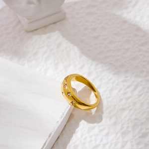 Goldener Sternenring im französischen Vintage-Stil mit eingraviertem Achtpunktstern