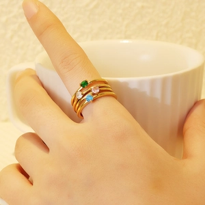 Anillo de Acero de Titanio Circonia Arcoíris para Mujer Delgado Chapado en Oro Apilable Banda Geométrica Incrustada con Cristal de Colores Joyería