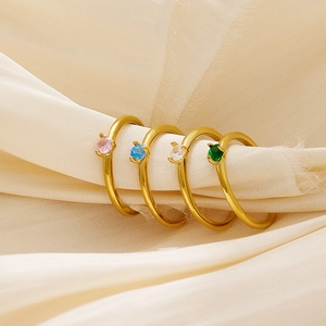 Set de anillos minimalistas de acero de titanio dorado con piedras de colores