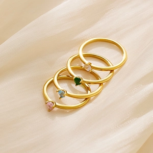 Set de anillos minimalistas de acero de titanio dorado con circonitas rosas y verdes