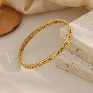 Bracciale in acciaio al titanio dorato con numeri romani e zirconi scintillanti