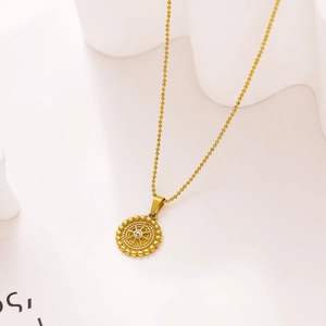 Detail van 18k vergulde roestvrijstalen sterhanger met elegante gouden bolletjesketting