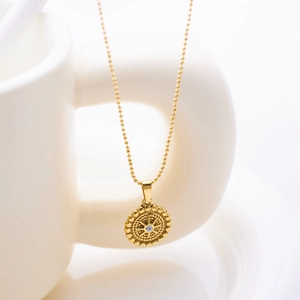 Detail van de 18k goud vergulde roestvrijstalen sterhanger aan een kralenketting