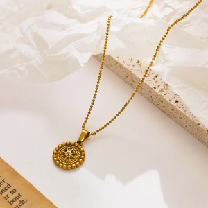 Detail van 18k vergulde halsketting met zonnestraal hanger en kralenketting met zirkoon