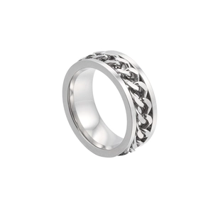 Close-up of rotatable silver Cuban chain detail on high-quality stainless steel ring