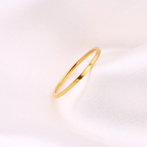 Anello minimalista in acciaio inossidabile placcato oro 18k con finitura a specchio