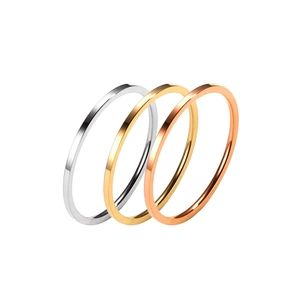 Anelli minimalisti in acciaio inossidabile lucido in argento, oro e finiture oro rosa