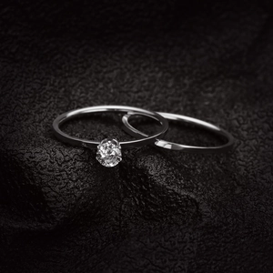 Set di anelli in argento con diamante solitario a sei griffe e fascia liscia lucidata