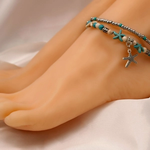Detail der Bohème-Fußkette mit silbernem Seestern-Anhänger und blauen Türkis-Perlen