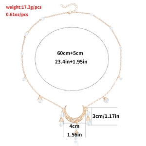 Collier bohème avec pendentif lune, perles blanches et dimensions du design filigrane
