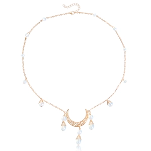 Gros plan du pendentif lune doré avec perles et motifs évidés de style bohème