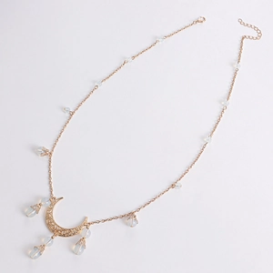 Détail du collier bohème lune dorée avec perles opalescentes et fermoir mousqueton réglable