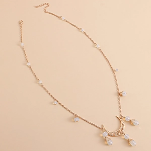 Détail de la chaîne de tête lune dorée avec perles translucides et fermoir mousqueton