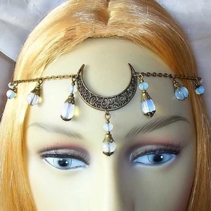 Chaîne de tête bohème en bronze avec croissant de lune et perles sur un mannequin