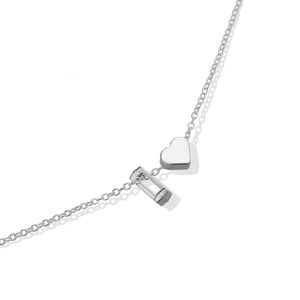 Minimalistische silberne Herz-Halskette mit rechteckigem Anhänger an feiner Gliederkette