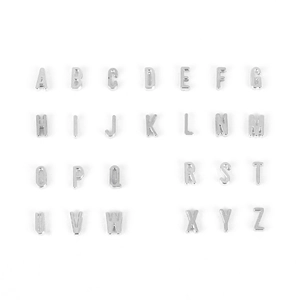 Sammlung von silbernen Metall-Buchstabenanhängern von A-Z mit Herzakzenten für DIY-Schmuck