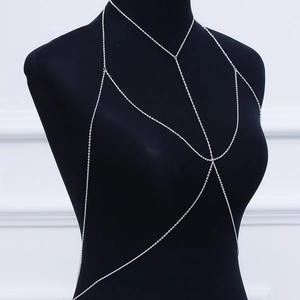 Chaîne de corps croisée multicouche en argent minimaliste sur un mannequin noir