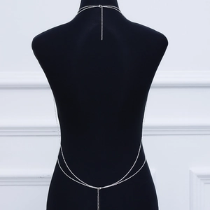 Chaîne de corps multicouche argentée minimaliste et collier de dos sur mannequin